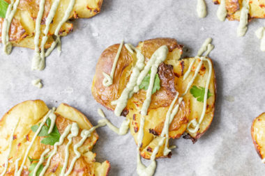 Quetschkartoffeln mit veganer Avocado Aioli, vegan Aioli aus Avocado, smashed potatoes mit Dip, zerdrückte Kartoffeln gebacken, knusprige Kartoffeln aus dem Backofen mit Aioli, Quetschkartoffeln vom Blech, Quetschkartoffeln sind einfach und schnell gemacht, sie sind eine leckere Grillbeilage, Kartoffelrezepte, Smashed Potatoes vom Backblech mit Veganer Knoblauch Dip, www.alykkelife.com